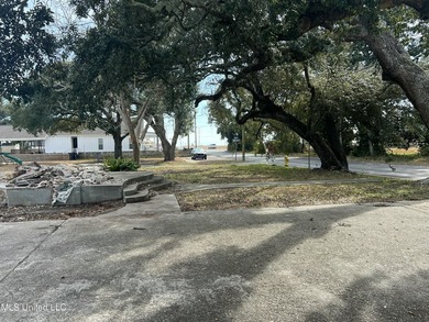 Prime Location!!! One block from US 90 and the beach. This - photo 3
