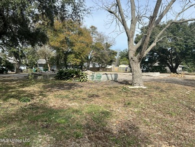 Prime Location!!! One block from US 90 and the beach. This - photo 4