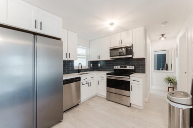 2 separate units / duplex. One in front one in back. One unit is - photo 15