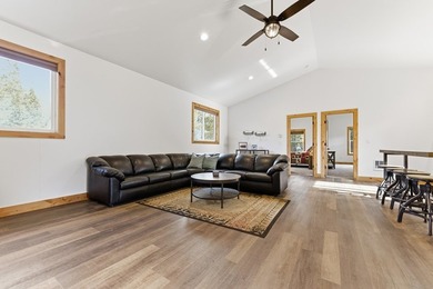 Looking for the perfect spot for your toys and hobbies? This - photo 15