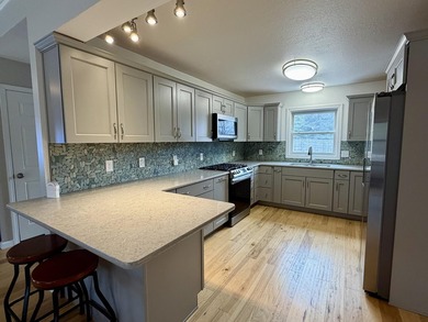 Beautifully remodeled Mackinaw City home just a short walk to - photo 3
