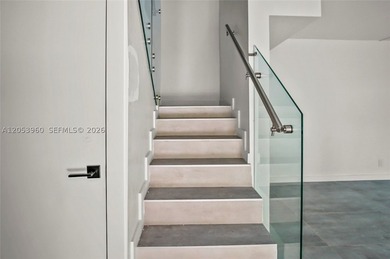 Beautifully maintained townhome in Pine Island Ridge (Woodvale) - photo 12