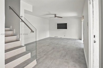 Beautifully maintained townhome in Pine Island Ridge (Woodvale) - photo 13