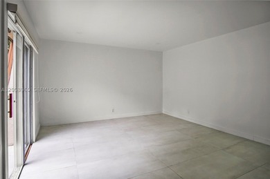 Beautifully maintained townhome in Pine Island Ridge (Woodvale) - photo 16
