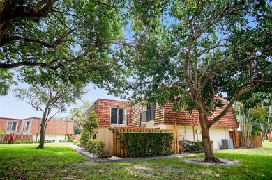 Beautifully maintained townhome in Pine Island Ridge (Woodvale) - photo 21