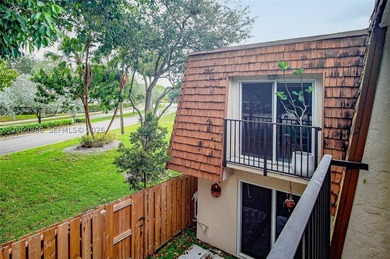 Beautifully maintained townhome in Pine Island Ridge (Woodvale) - photo 27