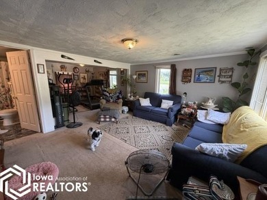 Looking for the perfect starter home at Holiday Lake with room - photo 5