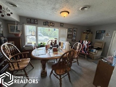 Looking for the perfect starter home at Holiday Lake with room - photo 7