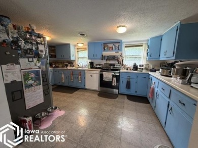 Looking for the perfect starter home at Holiday Lake with room - photo 8