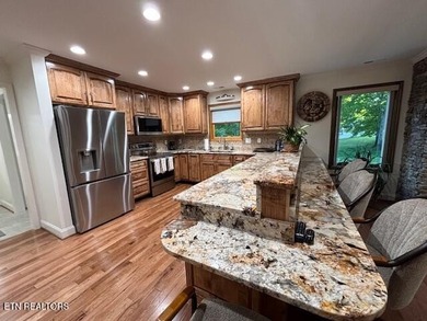 LOCATION LOCATION! WOW What a beautiful property we have here my - photo 4