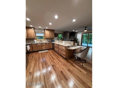 LOCATION LOCATION! WOW What a beautiful property we have here my - photo 6