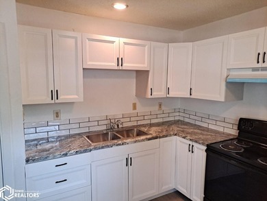 Come check out this fully remodeled duplex in Clear Lake! Both - photo 5