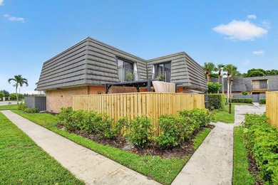 Impeccable 2-bedroom, 2.5-bath home located in a tranquil - photo 2