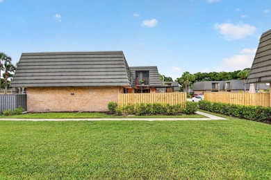 Impeccable 2-bedroom, 2.5-bath home located in a tranquil - photo 4