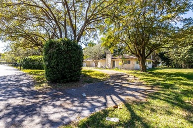 Own one of the largest lots in Pinecrest, spanning over 1.3 - photo 8