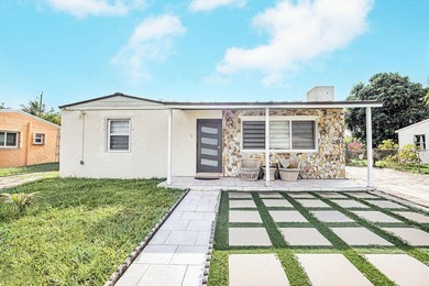 Welcome to this charming single-story residence in Golfview - photo 1
