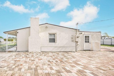 Welcome to this charming single-story residence in Golfview - photo 2