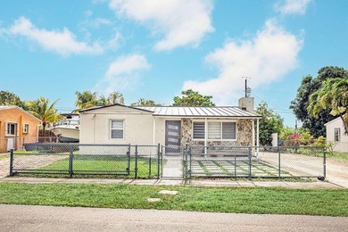 Welcome to this charming single-story residence in Golfview - photo 3