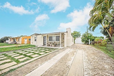 Welcome to this charming single-story residence in Golfview - photo 4