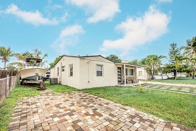 Welcome to this charming single-story residence in Golfview - photo 5