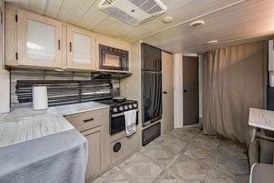 Welcome to this charming single-story residence in Golfview - photo 8