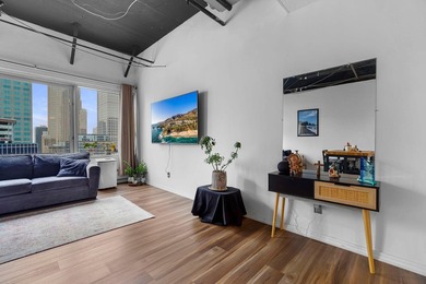 This affordable downtown Minneapolis condo offers gorgeous - photo 10
