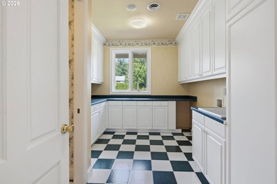Commanding panoramic views of Mt. Adams, Mt. Hood, and Mt. St - photo 27