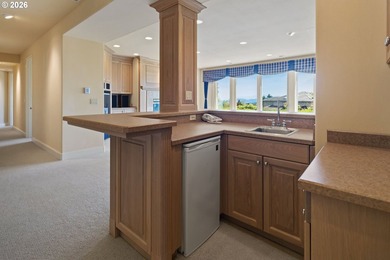 Commanding panoramic views of Mt. Adams, Mt. Hood, and Mt. St - photo 39