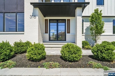 NEW CONSTRUCTION MODERN STYLE. OVER 6799 SQ.FT.OPEN FLOOR PLAN - photo 2