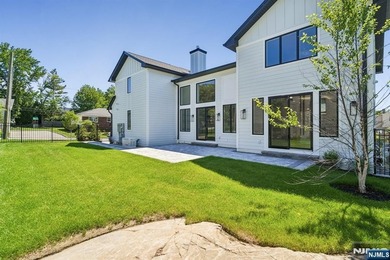NEW CONSTRUCTION MODERN STYLE. OVER 6799 SQ.FT.OPEN FLOOR PLAN - photo 4