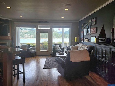 Rare opportunity! Stunning lakefront townhome in a secure gated - photo 4
