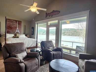 Rare opportunity! Stunning lakefront townhome in a secure gated - photo 10