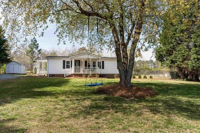 Perfect location in the desired district 2 on Lake Bowen. This - photo 1