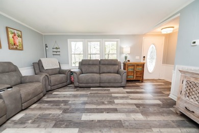 Perfect location in the desired district 2 on Lake Bowen. This - photo 2
