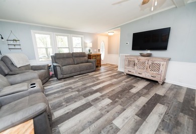 Perfect location in the desired district 2 on Lake Bowen. This - photo 3