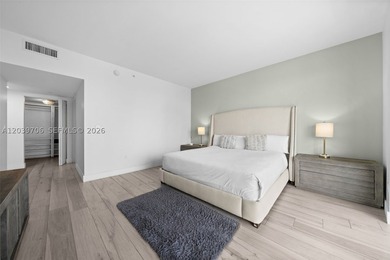 Stunning lower penthouse with incredible 180-degree panoramic - photo 10