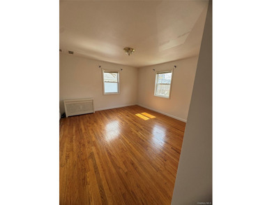 Beautiful single-family home in Bayside on a 48x125 lot, offered - photo 15