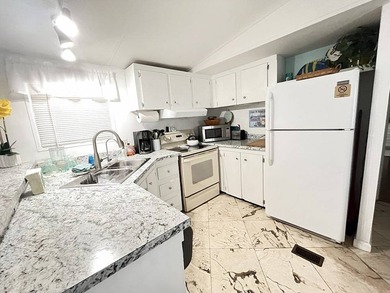 REDUCED PRICE - Fully furnished 2BR/2BA Mobile Home in the heart - photo 12