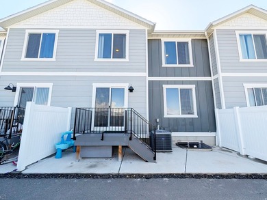 Stunning 2-year-old townhome in like-new condition! 2,187 sq ft - photo 18