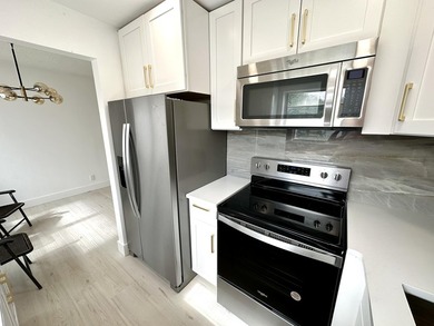 Spectacular & Move-in Ready First floor corner unit in 55+ - photo 2