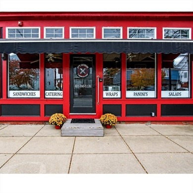 Tremendous Investment Opportunity in Bristol, RI. This amazing - photo 1