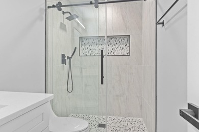 Welcome to this beautifully fully renovated 3 bedrooms, 2 and a - photo 19