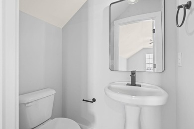 Welcome to this beautifully fully renovated 3 bedrooms, 2 and a - photo 31