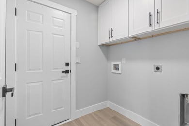 Welcome to this beautifully fully renovated 3 bedrooms, 2 and a - photo 32