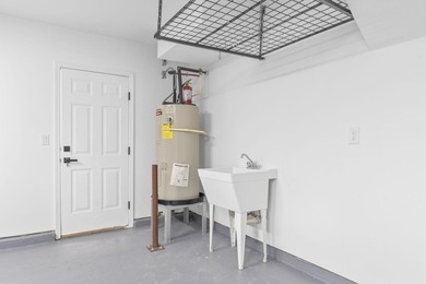 Welcome to this beautifully fully renovated 3 bedrooms, 2 and a - photo 34