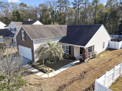 Welcome to this beautifully fully renovated 3 bedrooms, 2 and a - photo 40