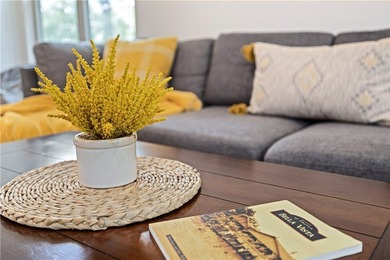 Welcome to a rare opportunity to own a fully furnished - photo 6