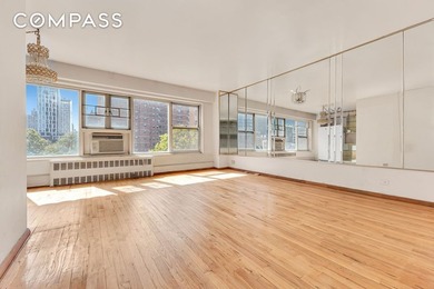 Enter through a warm and welcoming foyer into a generous living - photo 3