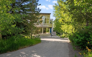 Experience luxury mountain living in this stunning Ketchum home - photo 34