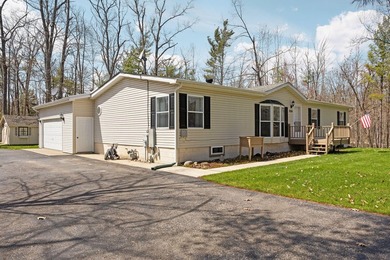 Extremely well maintained & immaculate 3 bed 2 bath home with - photo 1